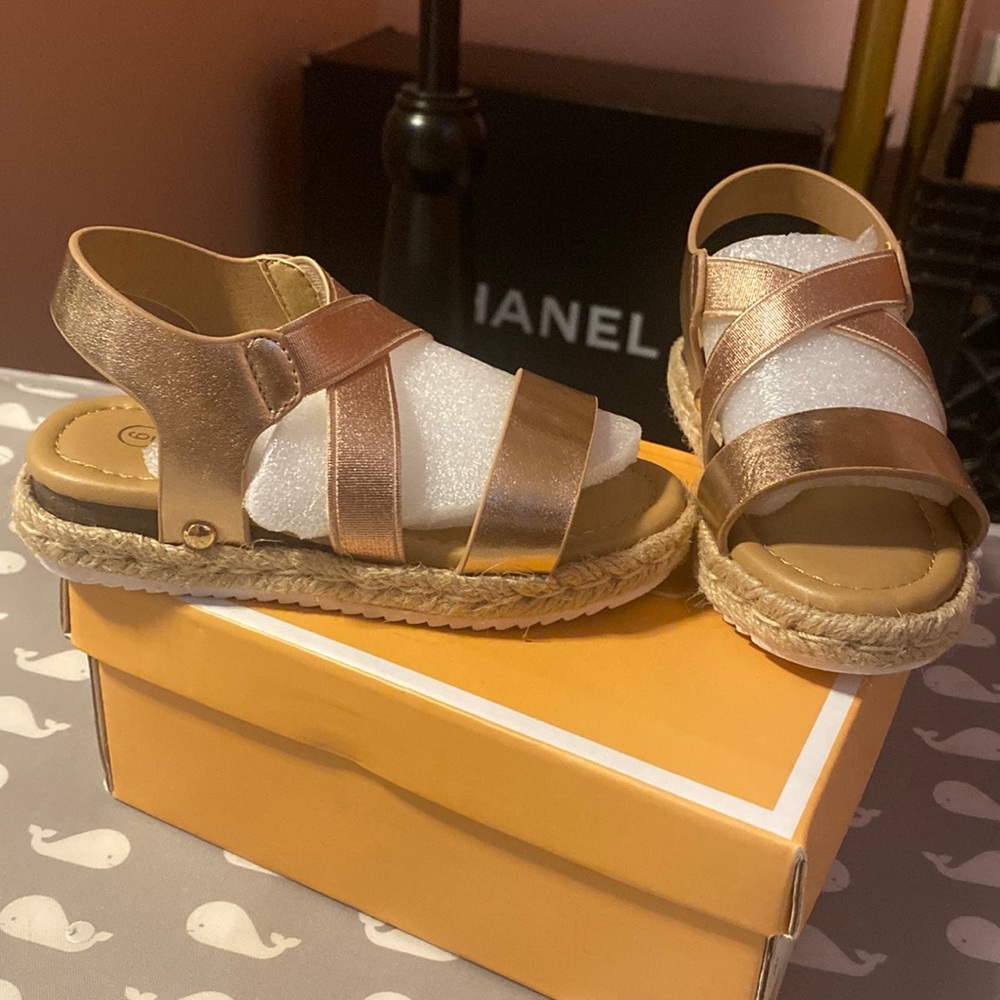 NWT Mini Moda Girls Sandals
Size: 6 
Rose Gold
Adorable! New, with tag and box.